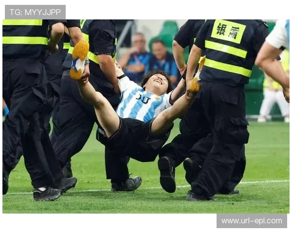 小球迷冲入场内与梅西合影，保安温和带离
